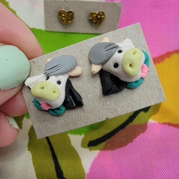 vintage Y2K | dopamine happy cows + gold glitter heart post earrings - Picture 6 of 7